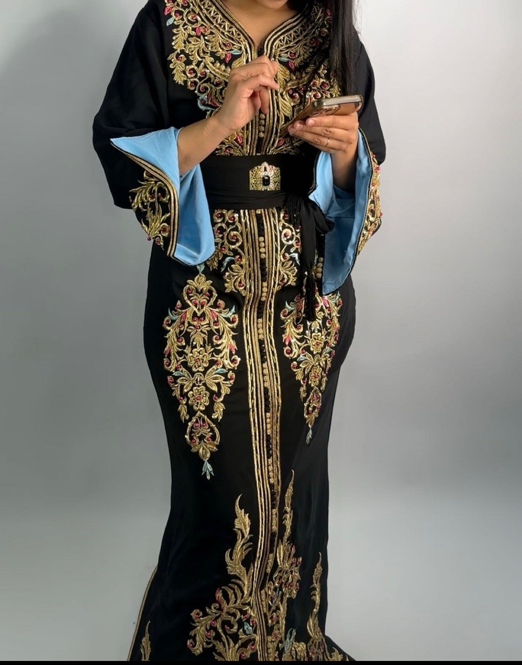 Caftan marocain noir brodé – Élégance intemporelle.