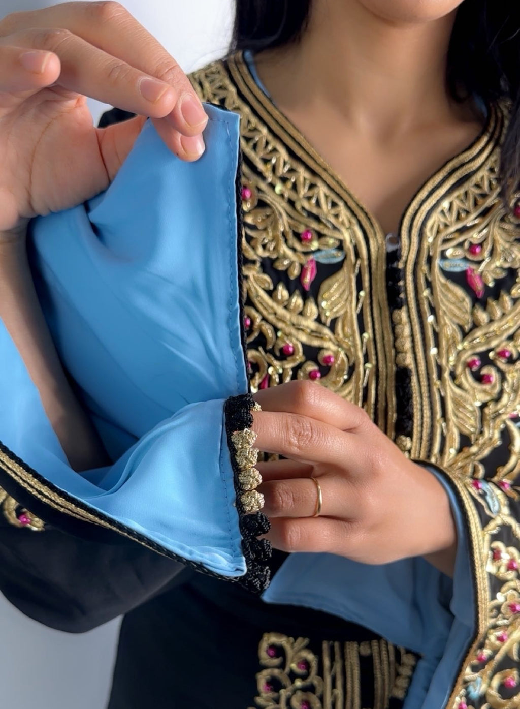 Caftan marocain noir brodé – Élégance intemporelle.